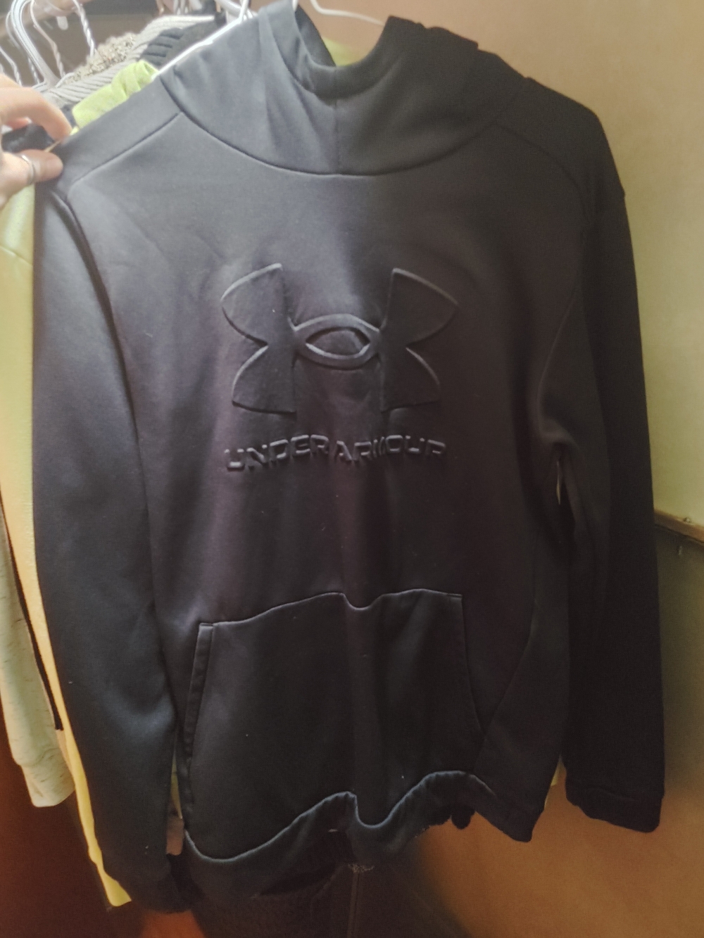 Under Armour Men’s Black Embossed Logo Crewneck Pullover